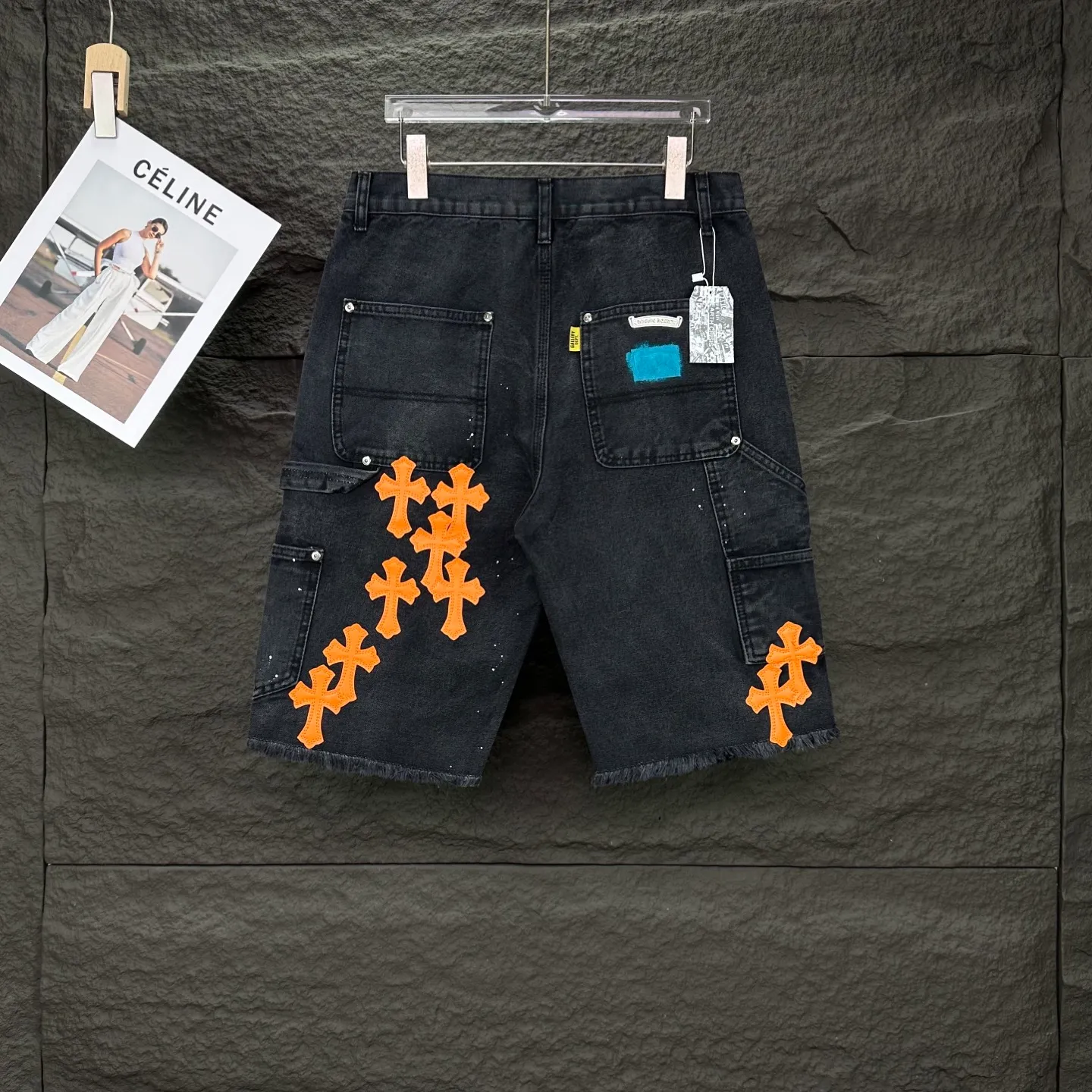 P240 GALLERY DEPT. & Croixin co-branded 2025 new limited edition spliced ​​splash-ink hand-painted orange cross patchwork couple style washed loose denim shorts 🔥High version🔥High version🔥 Original customized denim fabric, the same raw material denim fabric as the Internet celebrity star, full body splicing loose version, splash-ink hand-painted craftsmanship with multiple orange cross embroidery patchwork style designs, very high-end and stylish! The fabric feels very comfortable and these denim shorts are super versatile and look great! ! Complete three standards, same style for men and women 👫A must-have item for everyone Color: black, khaki Size: 28, 30, 32, 34, 36 (five sizes)